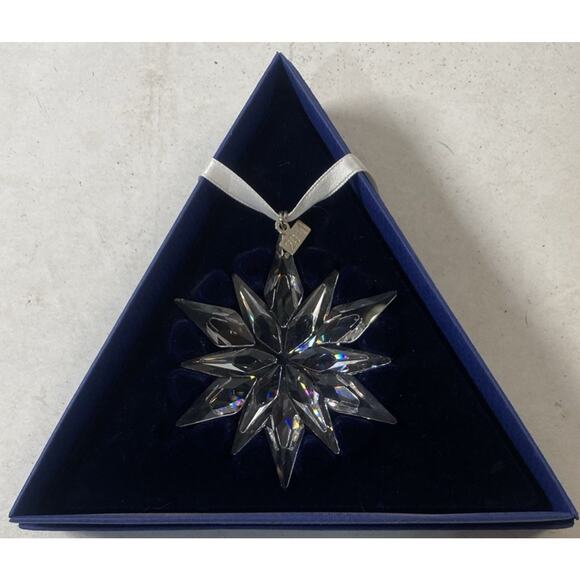 SWAROVSKI Annual Edition 2011 "STAR" Snowflake Christmas Crystal Ornament - Picture 1 of 4